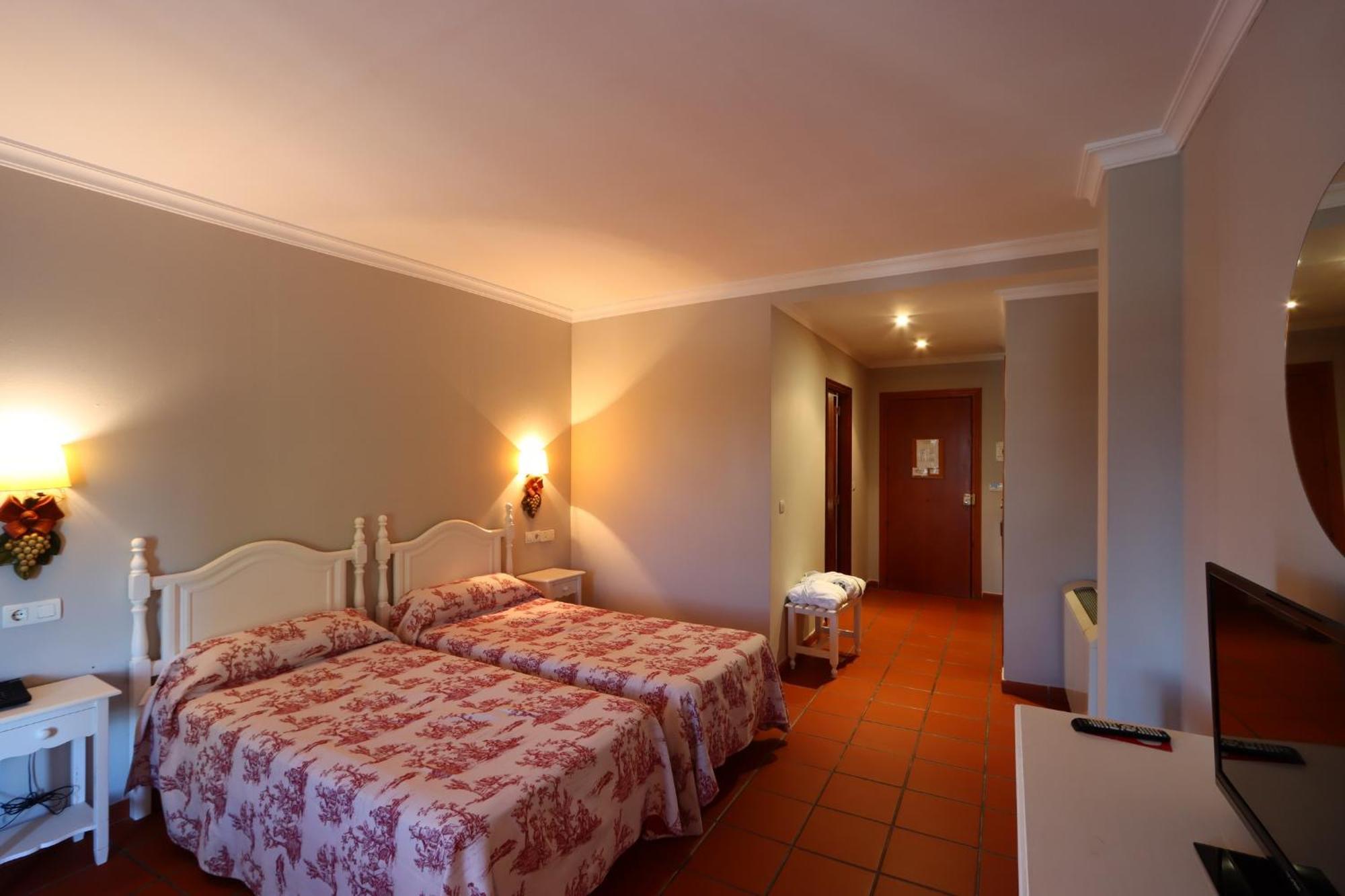 Hotel Varinia Serena - Balneario De Alange Bagian luar foto