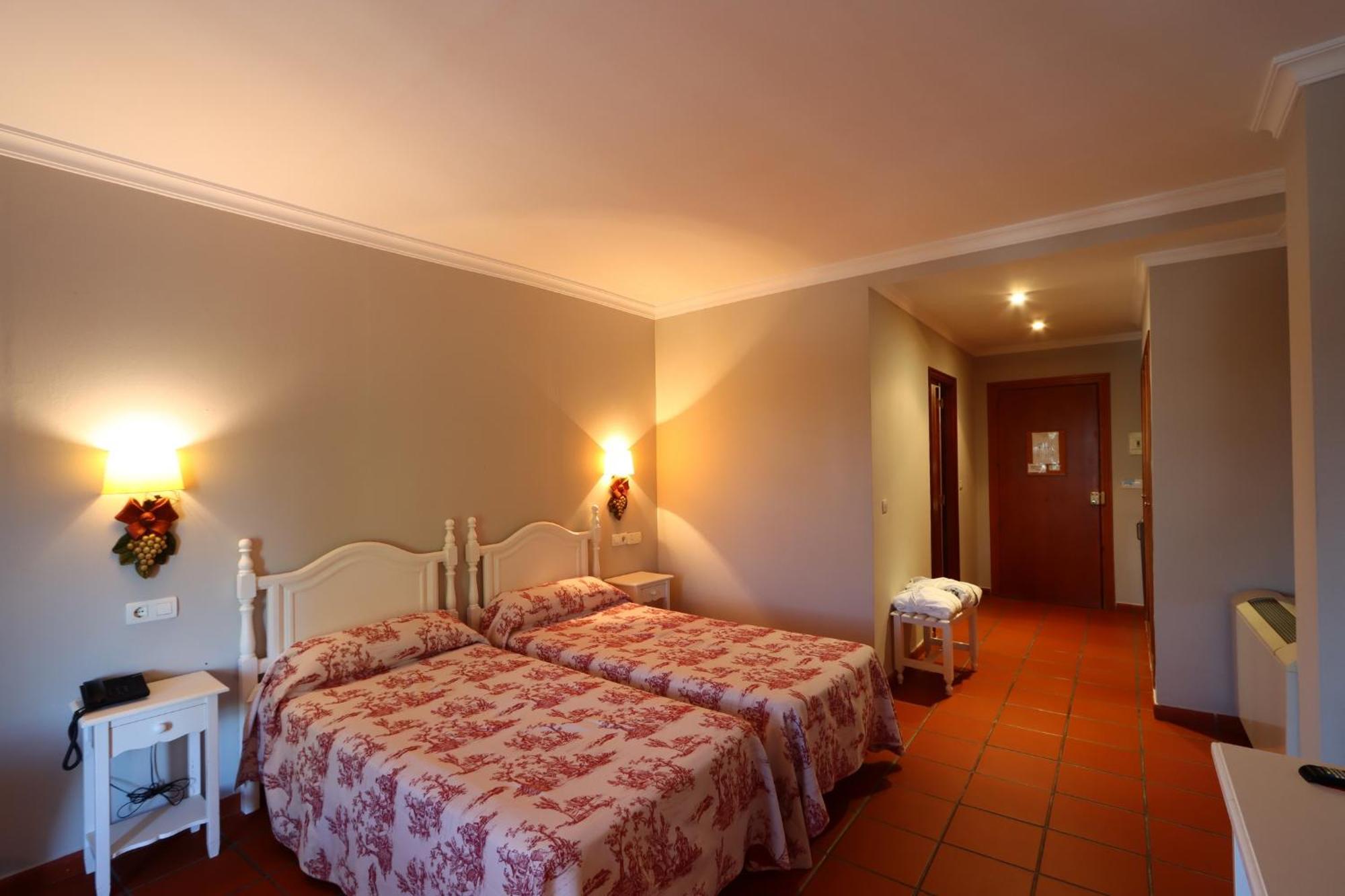 Hotel Varinia Serena - Balneario De Alange Bagian luar foto