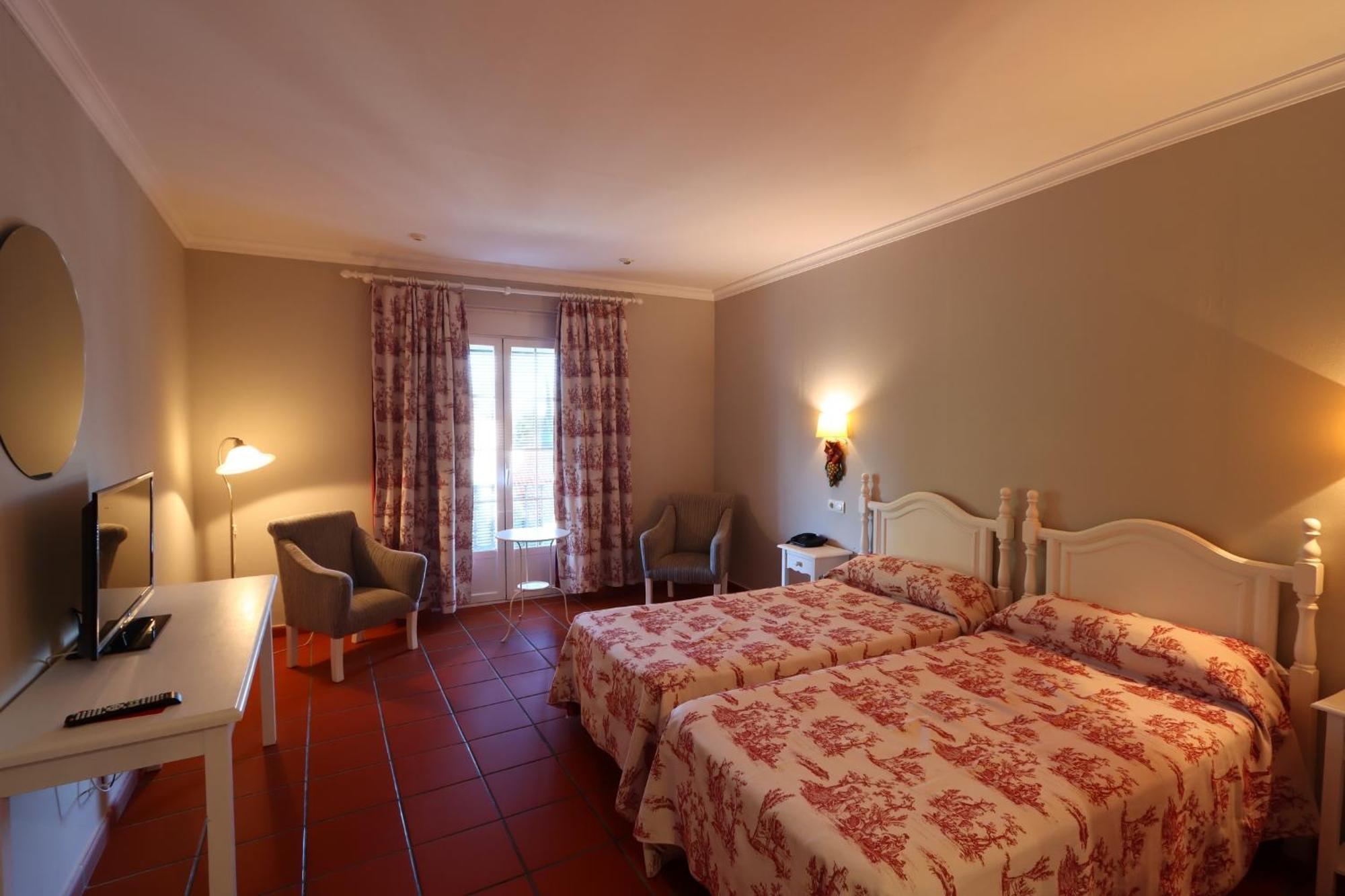 Hotel Varinia Serena - Balneario De Alange Bagian luar foto